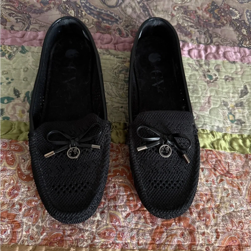 Gloria Vanderbilt Black Loafers with Bow Detail
